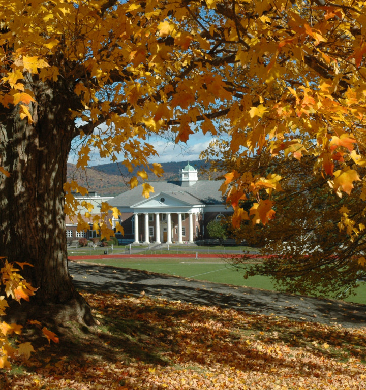 Herbstlicher Blick auf die beeindruckende NMH-James-Sporthalle der Schule