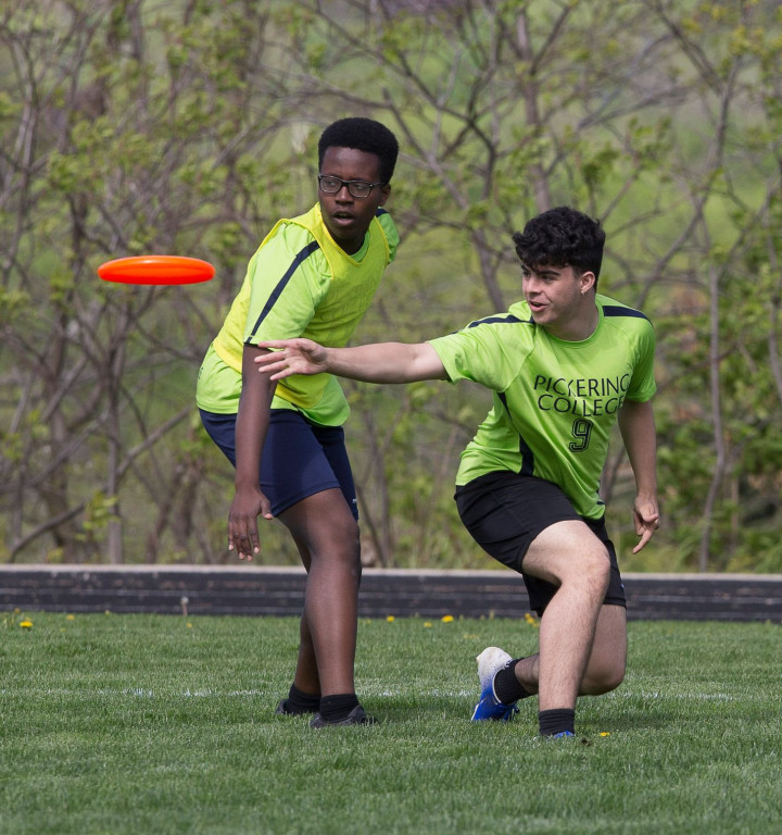 Schüler beim Frisbeespiel.